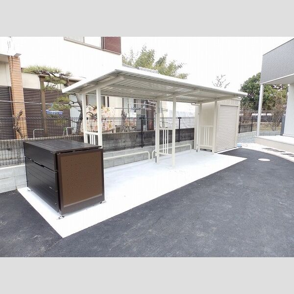 現地周辺 (駐輪場)