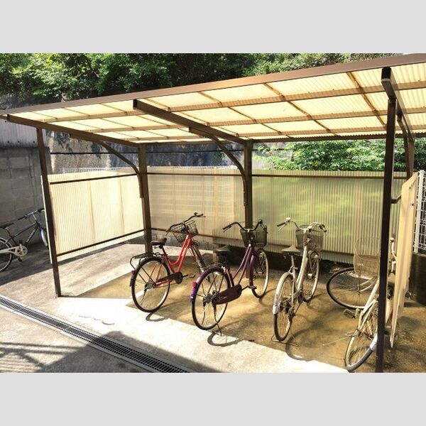 現地周辺 (駐輪場)