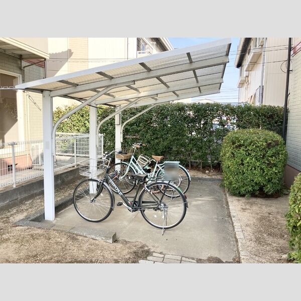 現地周辺 (駐輪場)