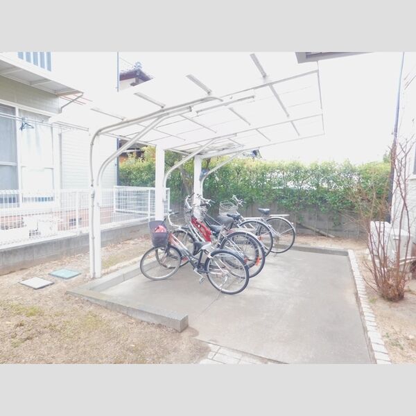 現地周辺 (駐輪場)