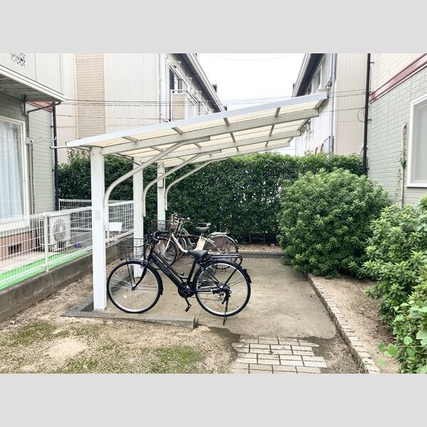 現地周辺 (駐輪場)