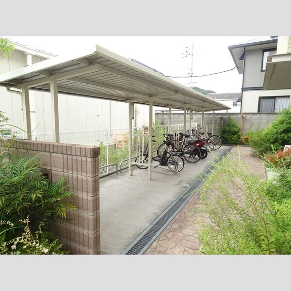 現地周辺 (駐輪場)