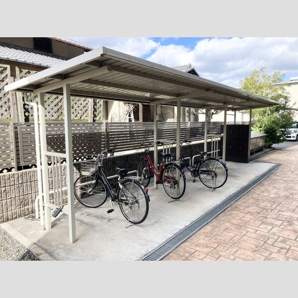 現地周辺 (駐輪場)