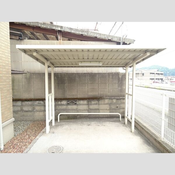 現地周辺 (駐輪場)