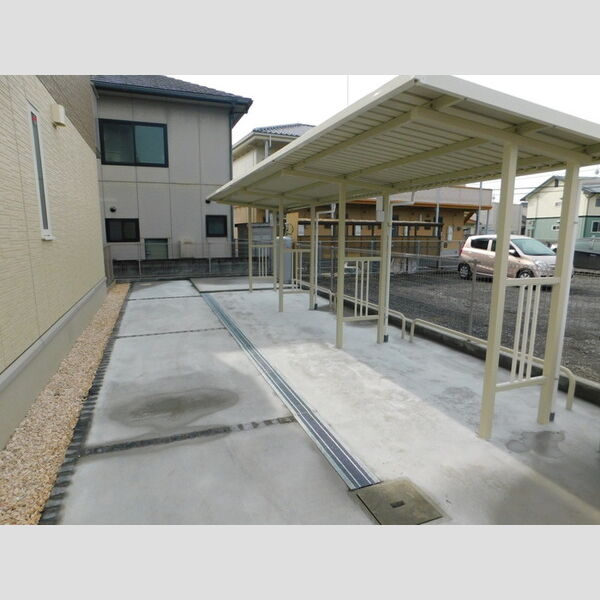 現地周辺 (駐輪場)