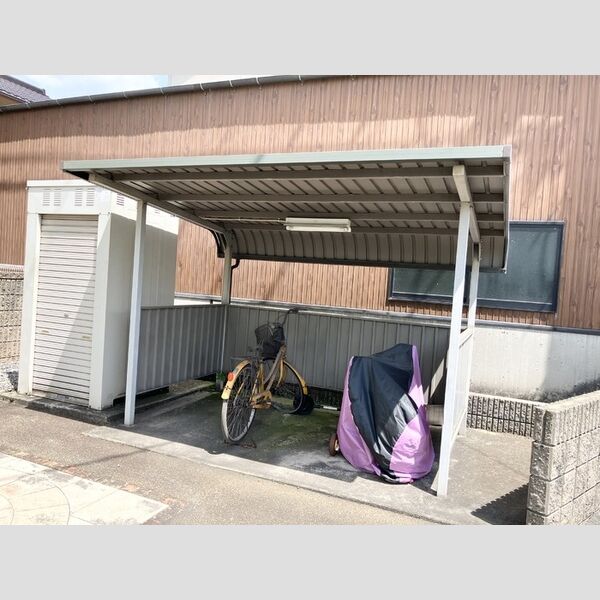現地周辺 (駐輪場)