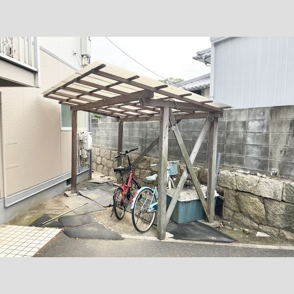 現地周辺 (駐輪場)