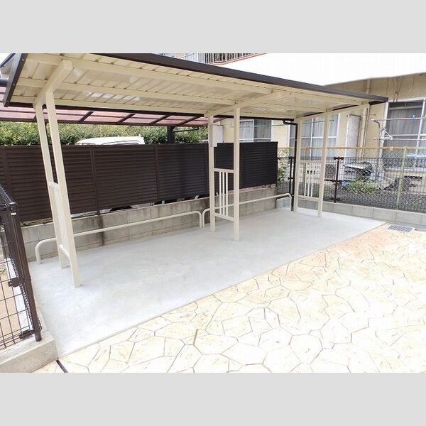 現地周辺 (駐輪場)