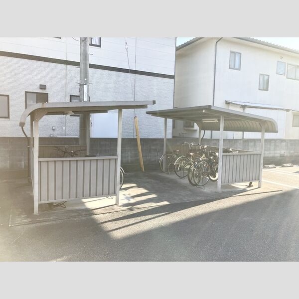 現地周辺 (駐輪場)