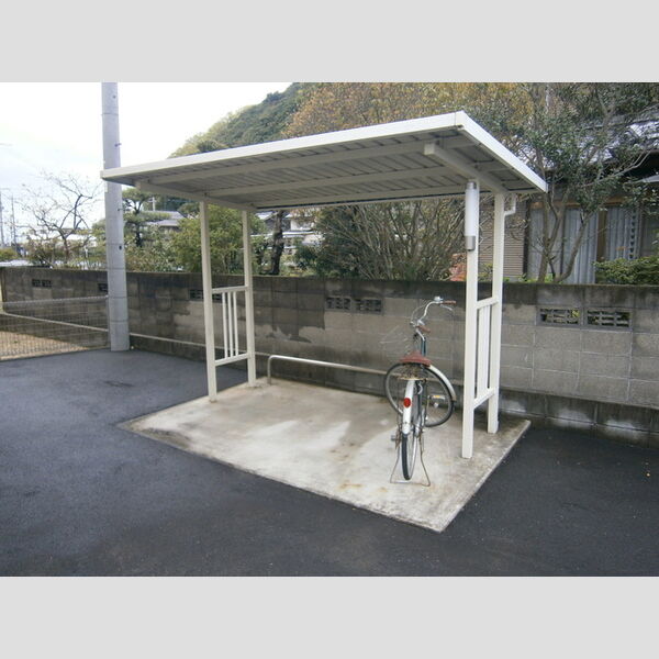 現地周辺 (駐輪場)