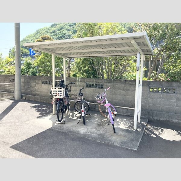 現地周辺 (駐輪場)