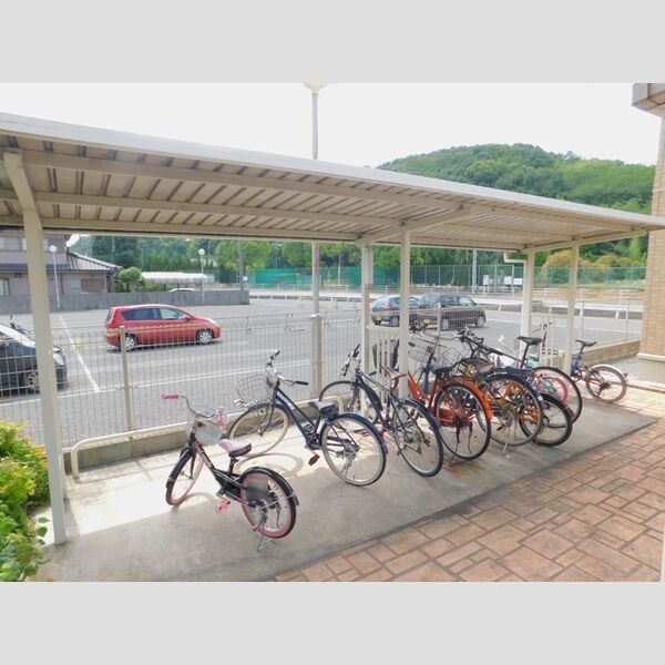 現地周辺 (駐輪場)