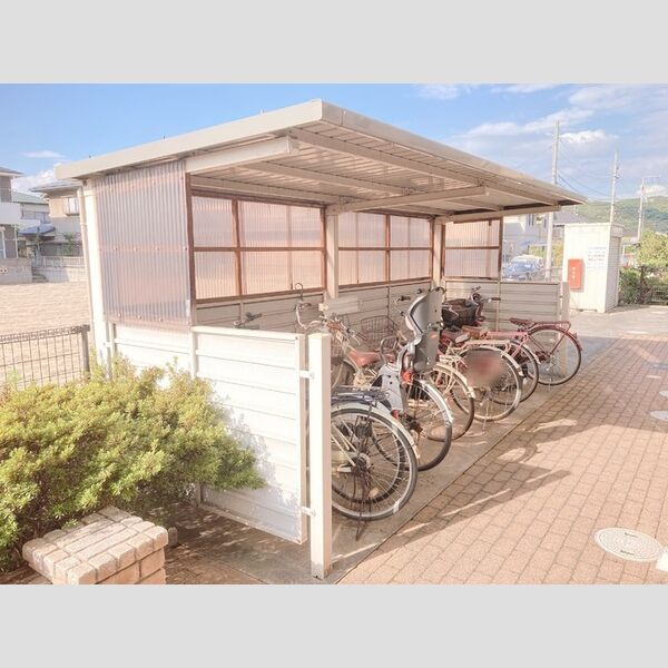 現地周辺 (駐輪場)