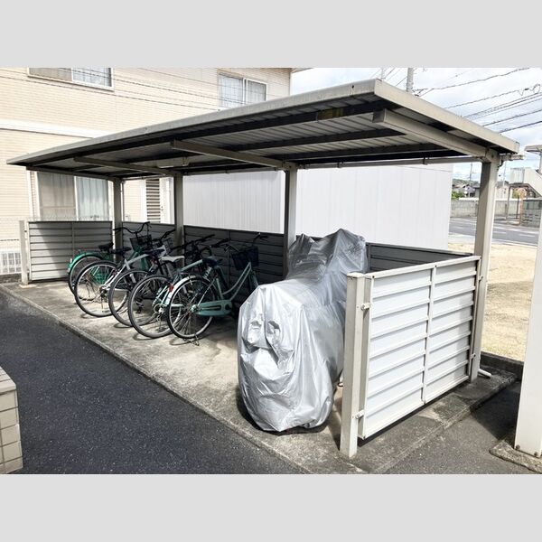 現地周辺 (駐輪場)