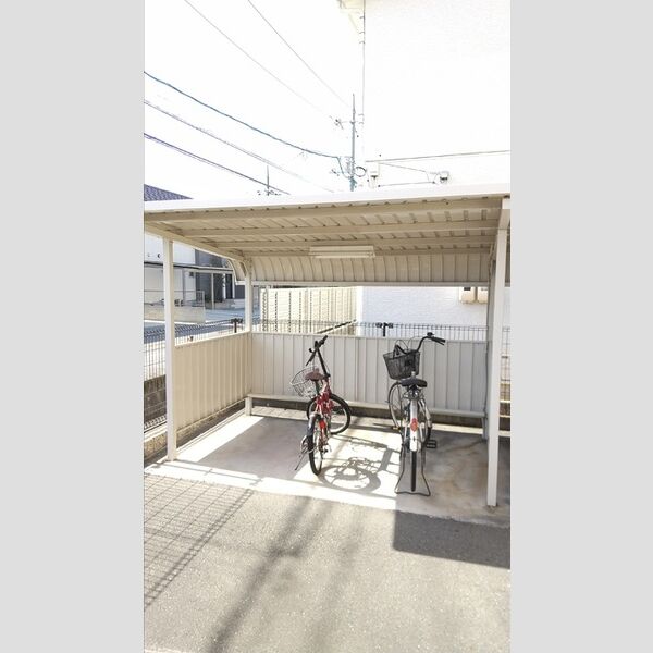 現地周辺 (駐輪場)