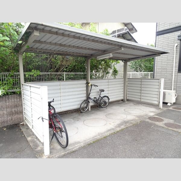 現地周辺 (駐輪場)