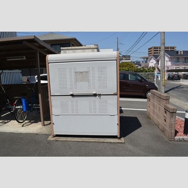 現地周辺 (ゴミ置場)