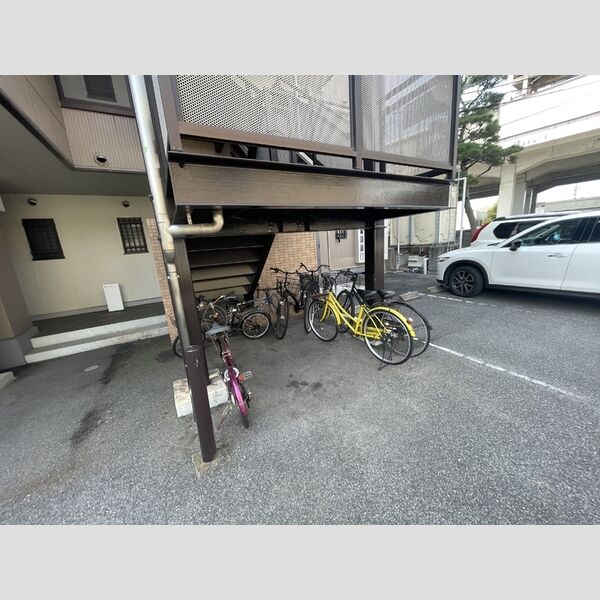 現地周辺 (自転車置き場)
