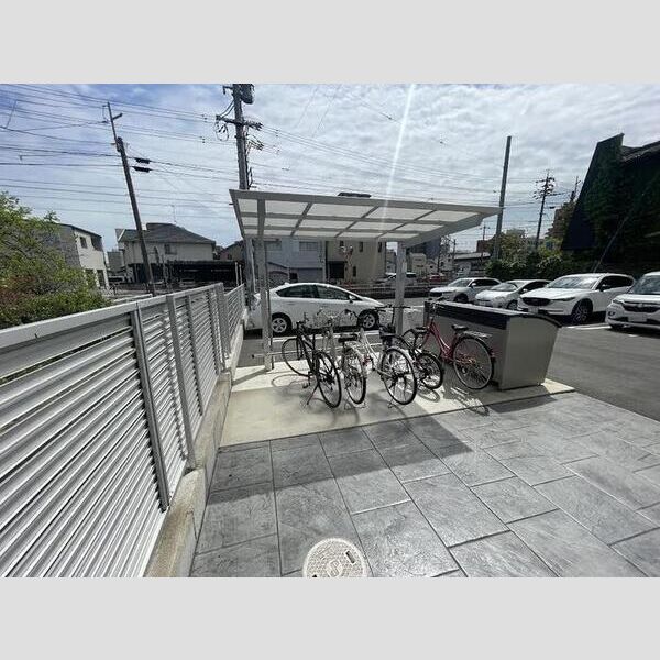 現地周辺 (駐輪場)