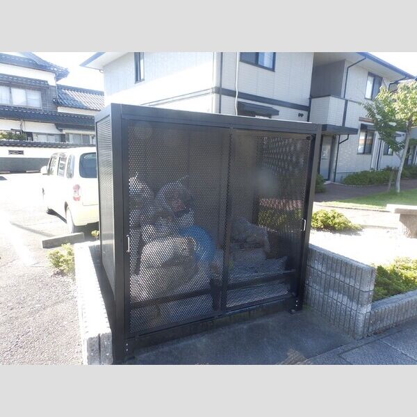 現地周辺 (ごみ置き場)