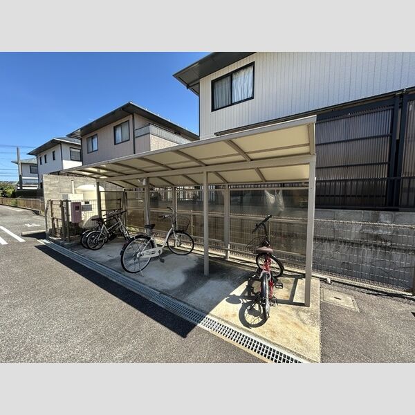 現地周辺 (駐輪場)