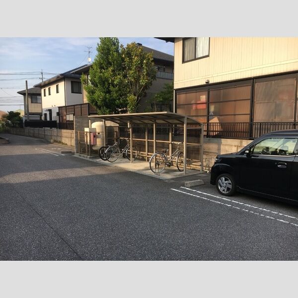 現地周辺 (駐輪場)