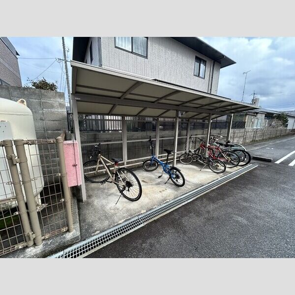 現地周辺 (駐輪場)