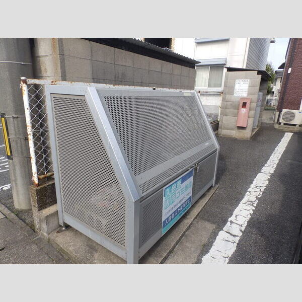 現地周辺 (ゴミ箱)