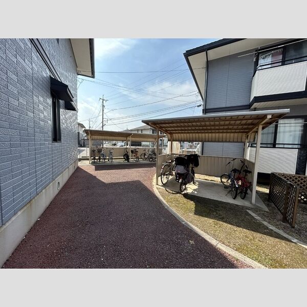 現地周辺 (駐輪場)