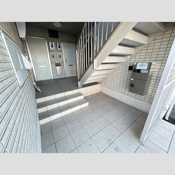 エントランス (宅配ボックス付)