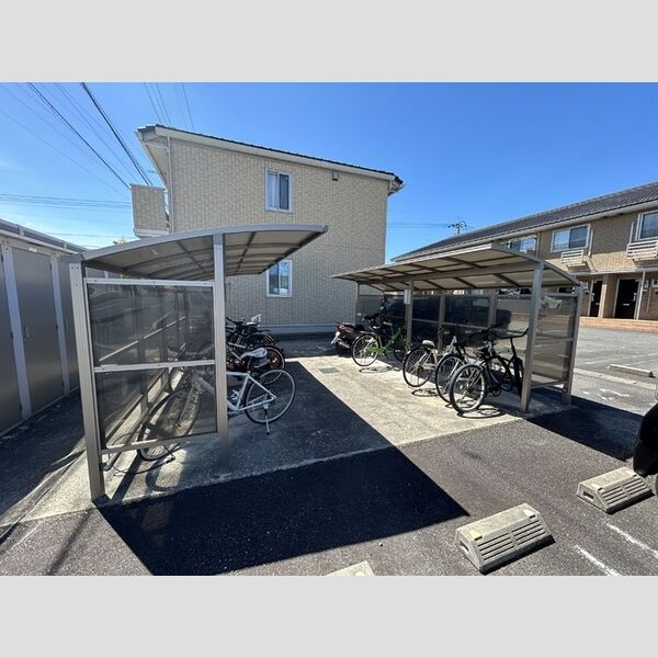 現地周辺 (駐輪場)