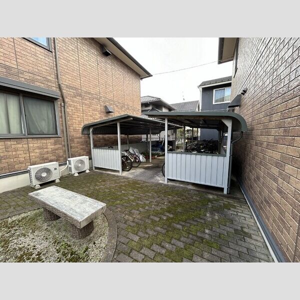 現地周辺 (駐輪場)