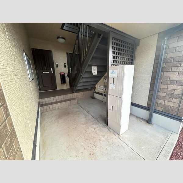 エントランス (宅配ボックス付)