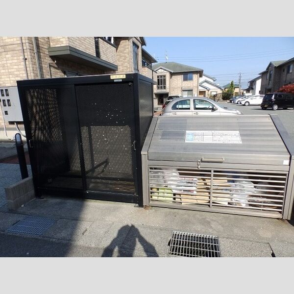 現地周辺 (グランシャリオ堀川　ゴミ置場)