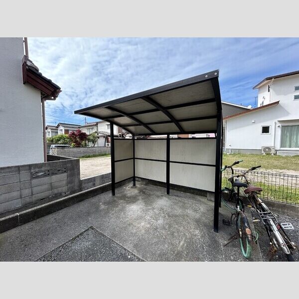 現地周辺 (駐輪場)