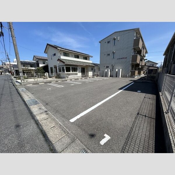 駐車場 (建物西側駐車場)
