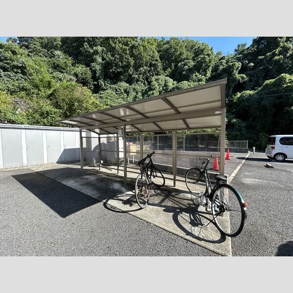 現地周辺 (駐輪場)