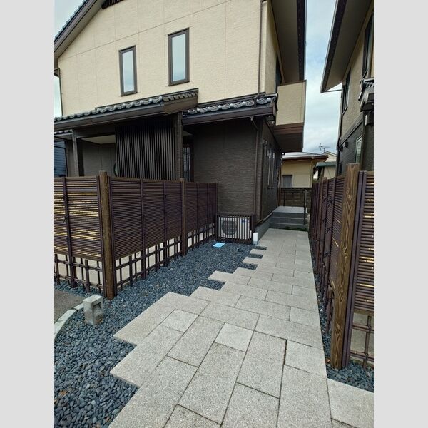 エントランス (玄関前)
