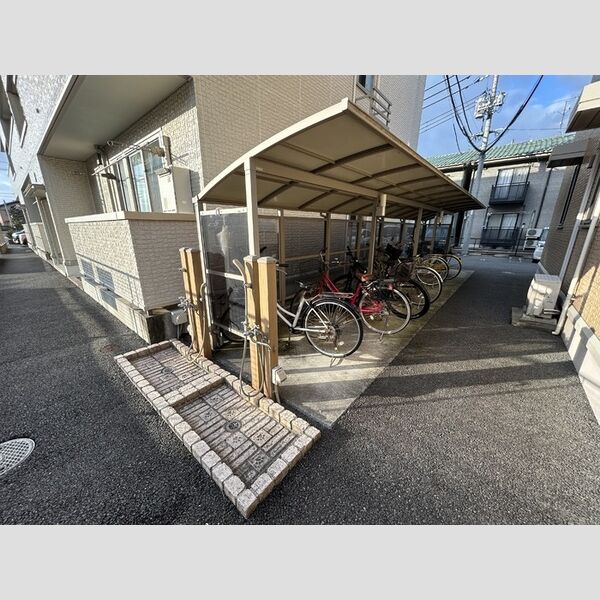 現地周辺 (駐輪場・ペット用足洗場)