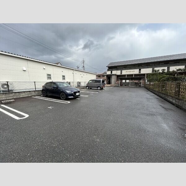 駐車場 (建物西側駐車場)