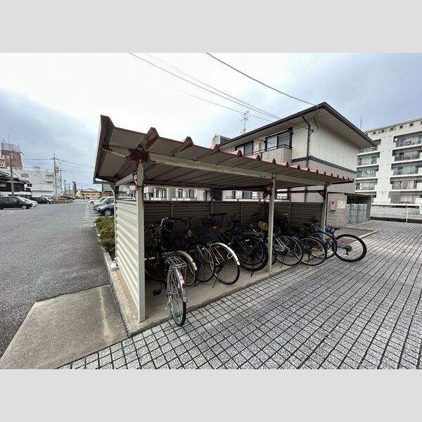 現地周辺 (駐輪場)