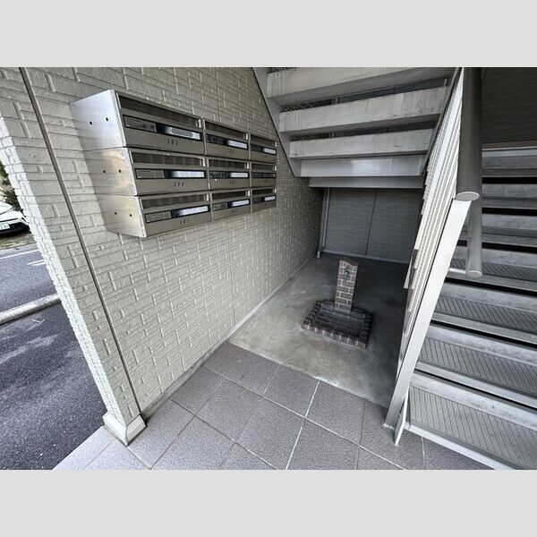 エントランス (集合ポスト・ペット足洗い場)