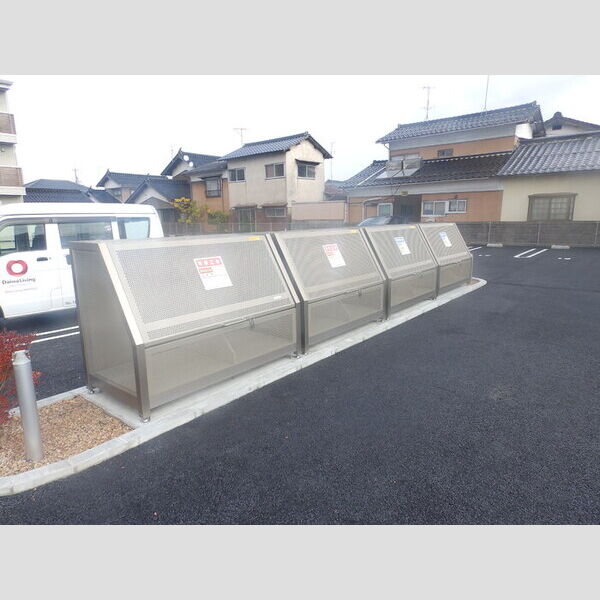 現地周辺 (敷地内ゴミ箱)