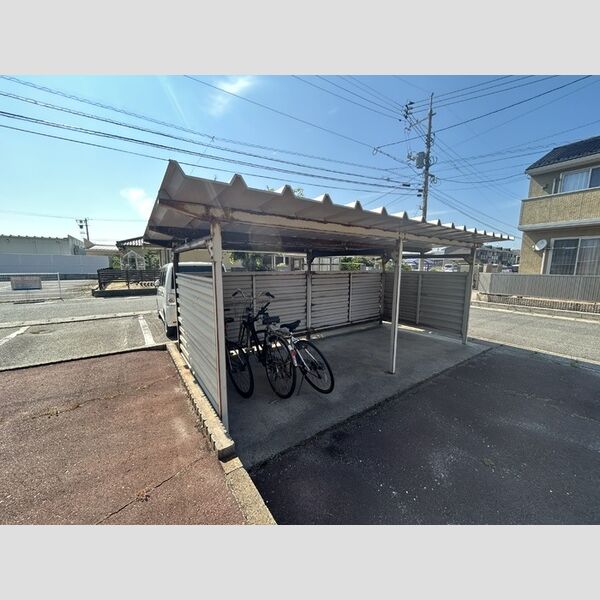 現地周辺 (駐輪場)