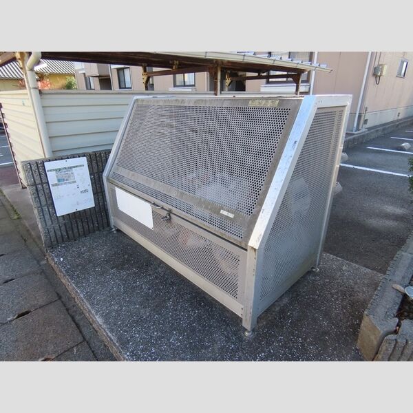 現地周辺 (ゴミ庫)