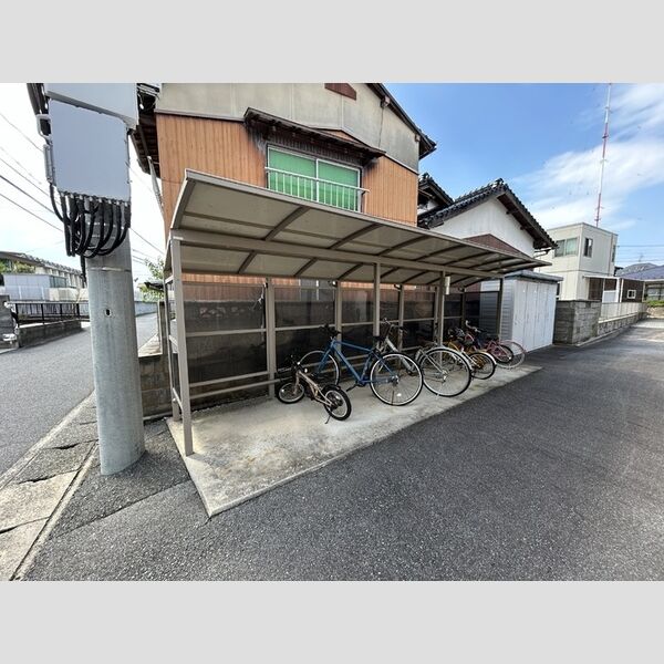 現地周辺 (駐輪場)