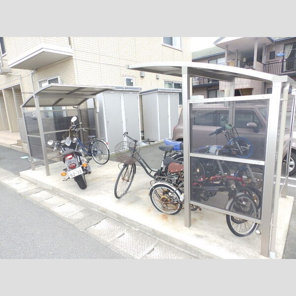 現地周辺 (駐輪場)