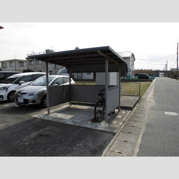 現地周辺 (駐輪場)