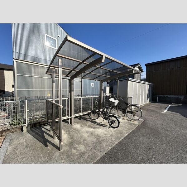 現地周辺 (駐輪場・物置)