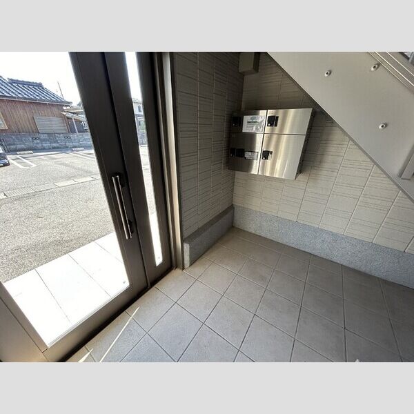 エントランス (宅配ボックス付)